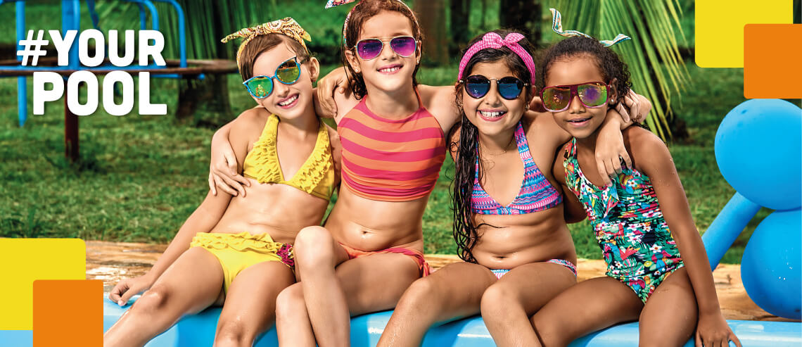 Close Girls in the pool iGUi