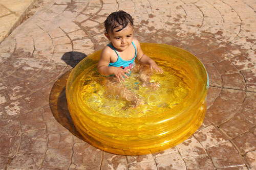 Piscina Colméia com criança