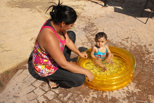 Piscina Colméia com criança